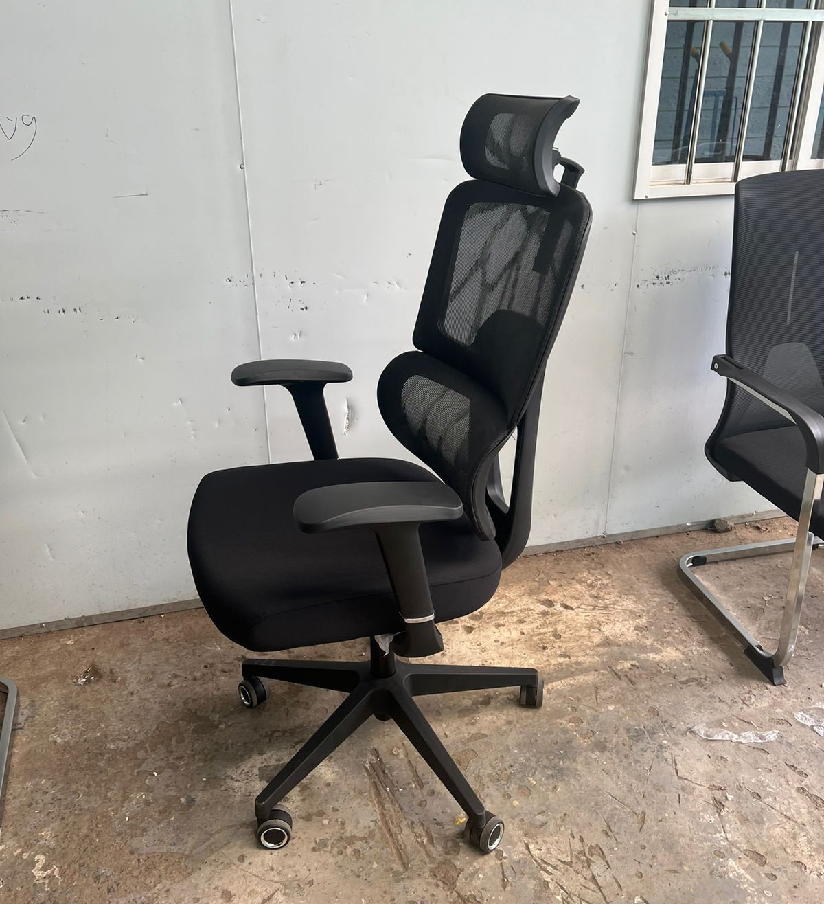 Executive Mesh Ergonomic Chair - Image 3