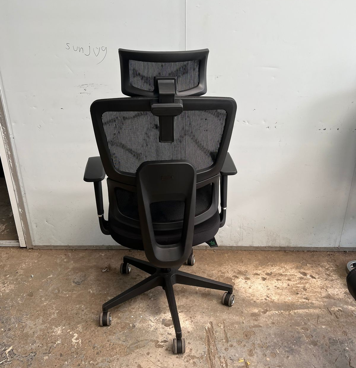 Executive Mesh Ergonomic Chair - Image 4